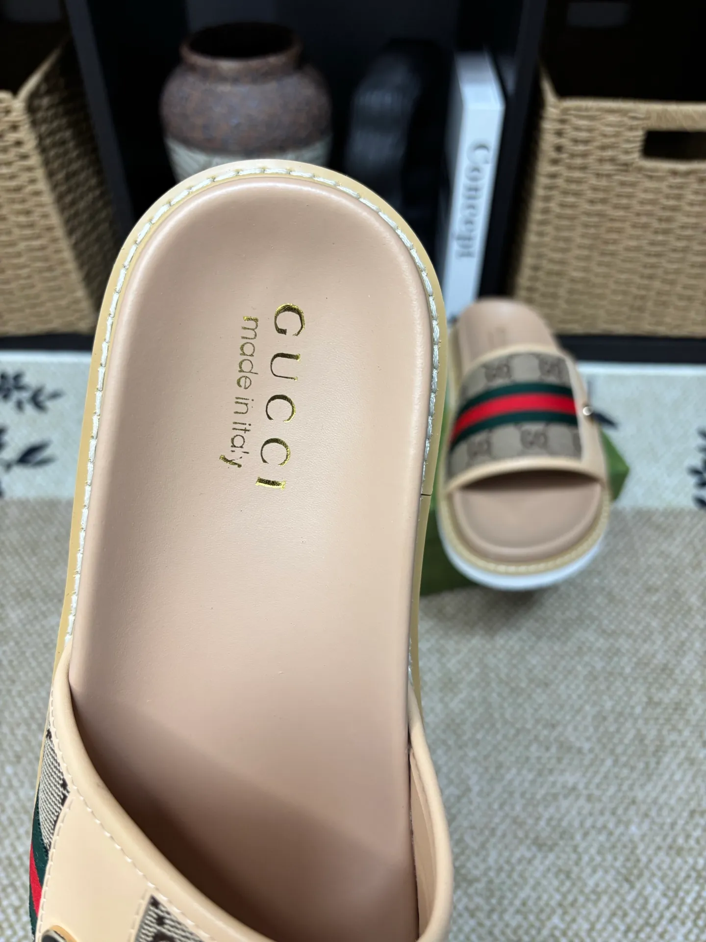 Factory 💰 300 yuan Gucci slippers] high-end men's shoes brand official website 1:1 latest masterpiece: original mold customization, the fabric is made of imported original materials, upgraded outsole, lighter and non-slip. The market's top quality, simple yet tasteful, a must-have for fashionistas, fashionable at your feet, full of confidence, the same style at the counter 👍The season of summer slippers is here. Code: 38-45 (45 customized)